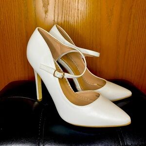 Ankle strap and stiletto heel, perfect for all your spring dresses. Never worn.